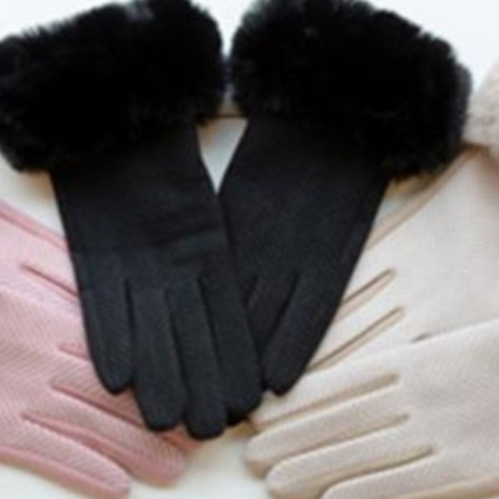 Women's black gloves with faux fur cuffs